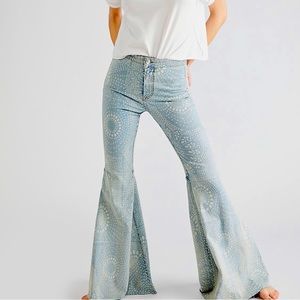 NWT Just Float on Printed Flares